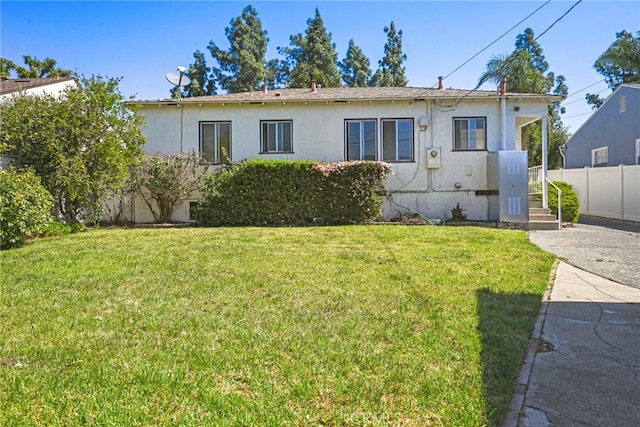 view of front of property featuring a front yard and fence