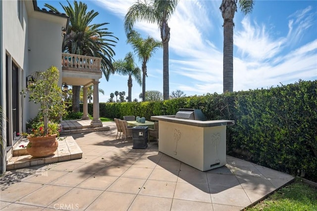 view of patio featuring outdoor dining space and an outdoor kitchen