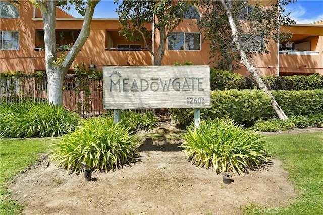 view of community / neighborhood sign