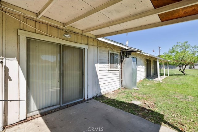 property entrance featuring a lawn