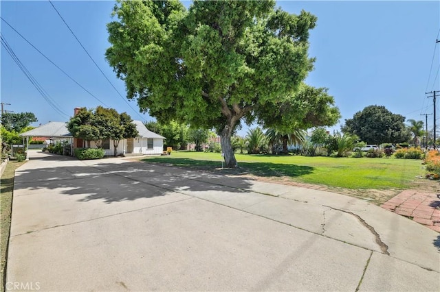 view of front of property featuring a carport, driveway, and a front yard