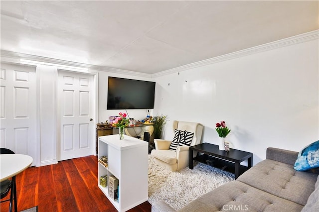 living area featuring dark wood-style flooring and crown molding
