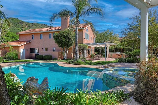 17816 Tuscan Dr, Granada Hills, CA 91344 - view of pool with a pergola, a patio area, a pool with connected hot tub, and a mountain view