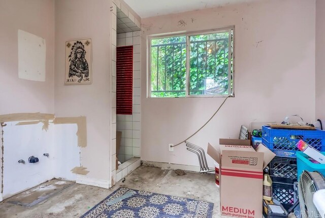 bathroom featuring unfinished concrete flooring