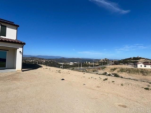 view of yard with a mountain view