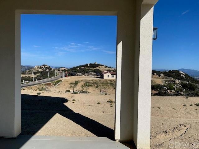 view of yard featuring a mountain view
