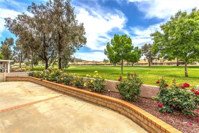 883 Riviera Ave, Banning, CA 92220 - view of patio featuring view of golf course