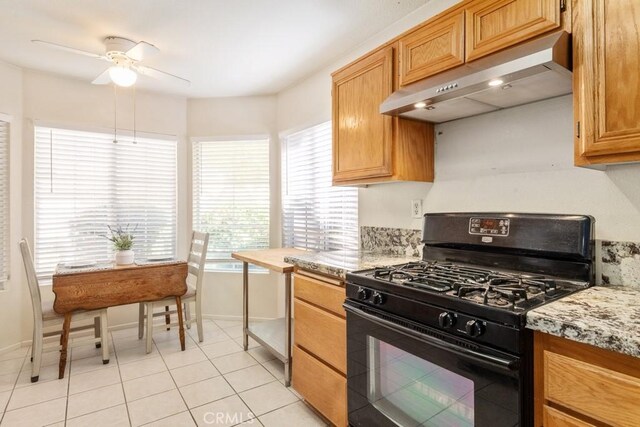 11530 Oak St, Apple Valley, CA 92308 - kitchen featuring under cabinet range hood, black range with gas cooktop, a ceiling fan, and healthy amount of natural light