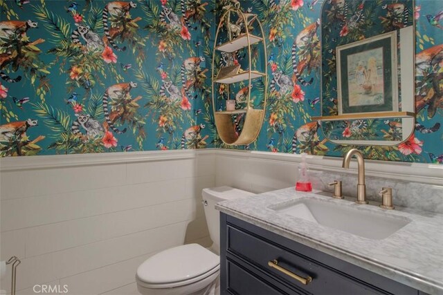 25279 Spur Branch Pl, Menifee, CA 92584 - bathroom with a wainscoted wall, vanity, wallpapered walls, and toilet