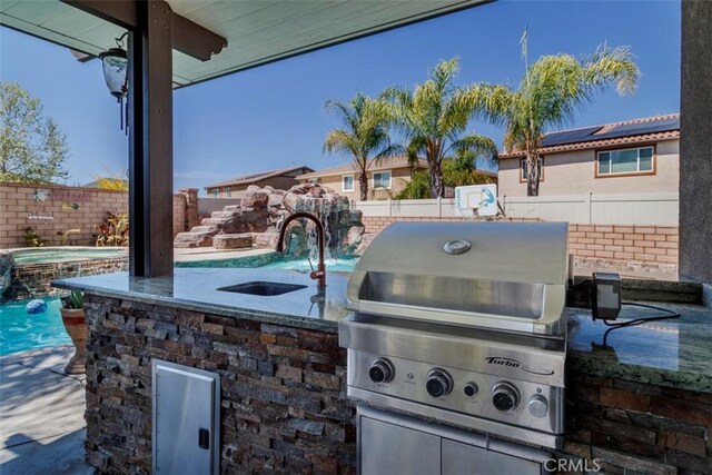 25279 Spur Branch Pl, Menifee, CA 92584 - fenced backyard with area for grilling, a sink, and a pool with connected hot tub