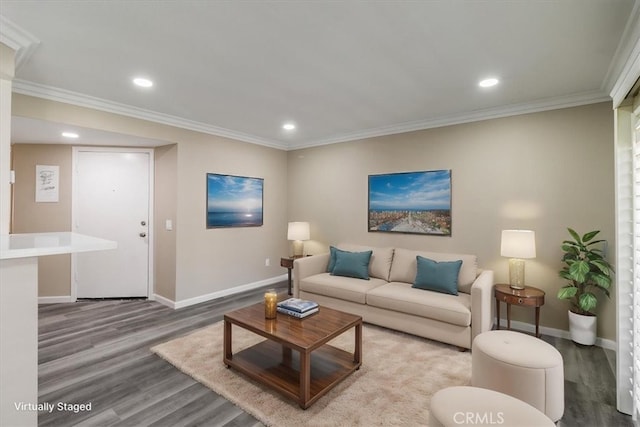 living area featuring recessed lighting, baseboards, crown molding, and wood finished floors