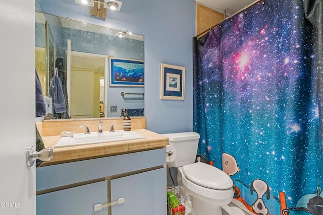 bathroom with curtained shower, toilet, and vanity