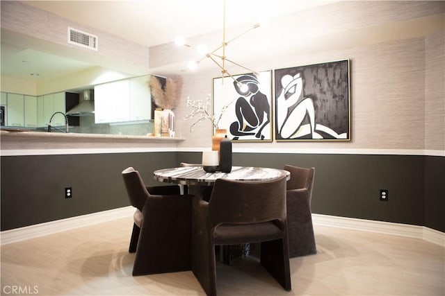 dining room featuring visible vents and baseboards