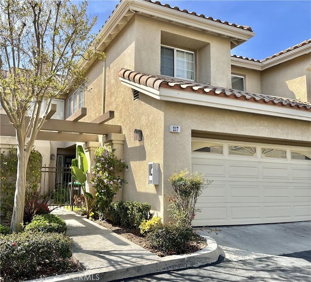 view of front facade featuring driveway and stucco siding