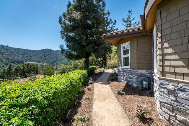view of yard with a mountain view