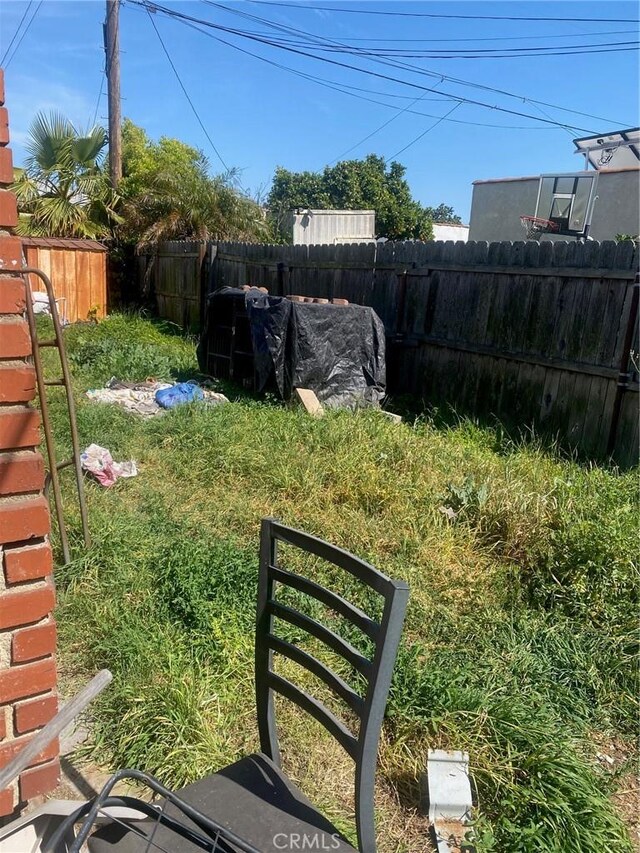 8802 S Wilton Pl, Los Angeles, CA 90047 - view of yard with fence