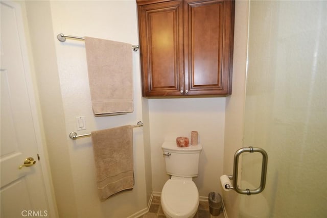 full bathroom featuring a shower, baseboards, and toilet