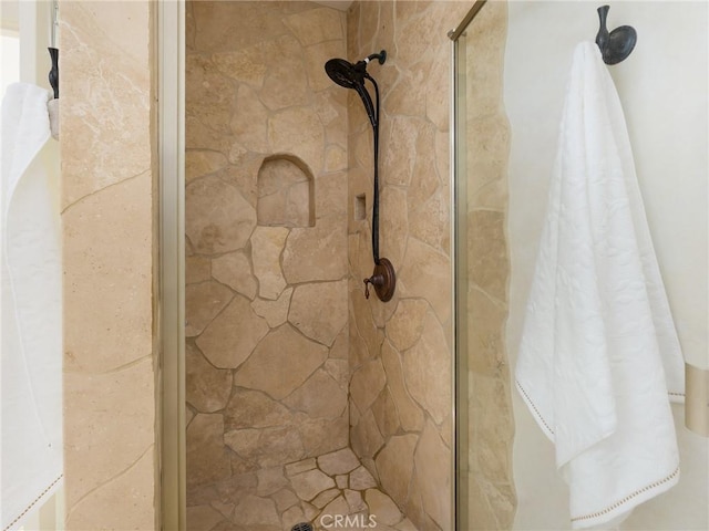 bathroom featuring a tile shower