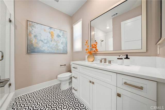 bathroom with toilet, visible vents, baseboards, and a shower with door
