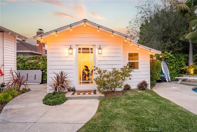 2818 Francis Ln, Costa Mesa, CA 92626 - view of front facade featuring a front lawn