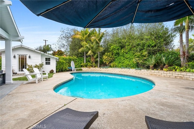 2818 Francis Ln, Costa Mesa, CA 92626 - pool with a patio area
