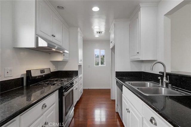 kitchen featuring visible vents, under cabinet range hood, dark wood-style flooring, a sink, and stainless steel appliances