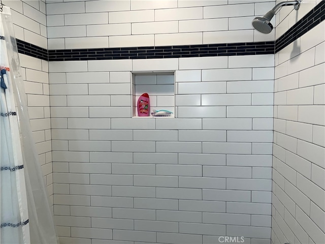 bathroom featuring tiled shower