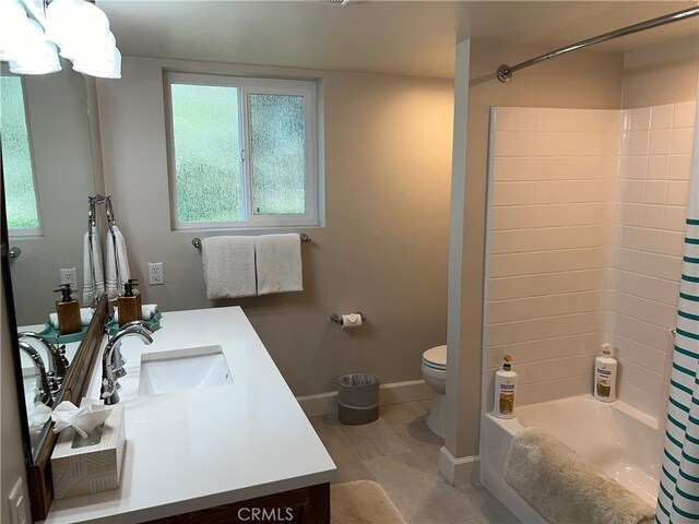 full bathroom featuring vanity, baseboards, shower / bath combo with shower curtain, and toilet