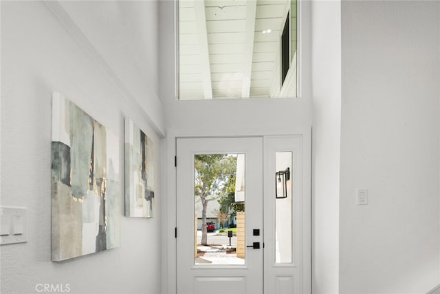 foyer featuring a high ceiling
