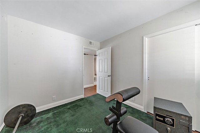workout area with carpet floors, baseboards, and visible vents