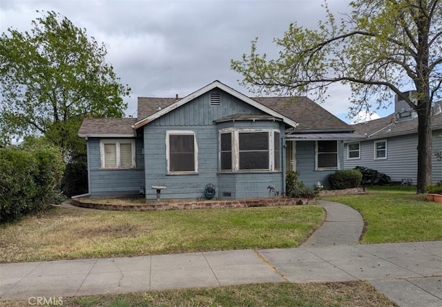 548 S Plumas St, Willows, CA 95988 - bungalow-style house featuring a front lawn and a shingled roof