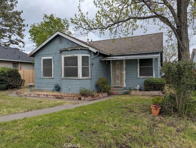 548 S Plumas St, Willows, CA 95988 - view of front facade with a shingled roof, a front yard, and fence