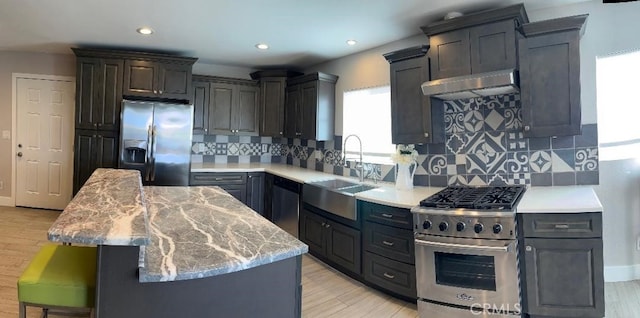 1387 Dyer Way, Corona, CA 92882 - kitchen featuring stainless steel appliances, a sink, a kitchen island, decorative backsplash, and a kitchen breakfast bar