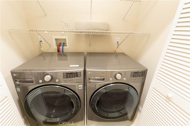 washroom with laundry area and washer and clothes dryer