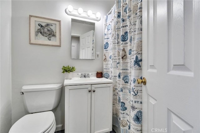 full bath with vanity, toilet, and a shower with curtain