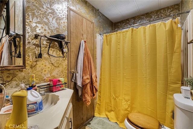 full bath with toilet, wallpapered walls, vanity, and a shower with shower curtain