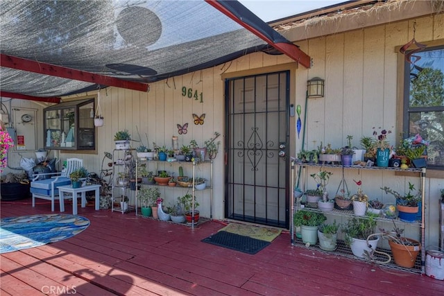 property entrance featuring a deck