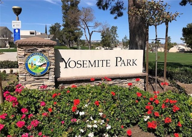 view of community / neighborhood sign