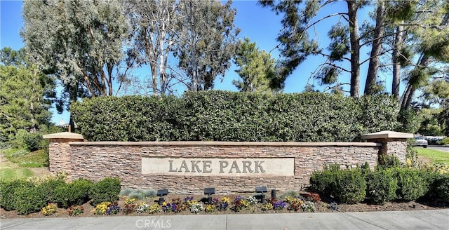 view of community / neighborhood sign