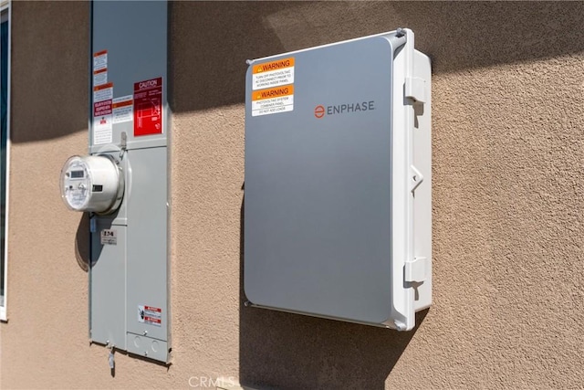 1924 Crandall Way, Paradise, CA 95969 - exterior view of stucco siding and wall-mounted power storage