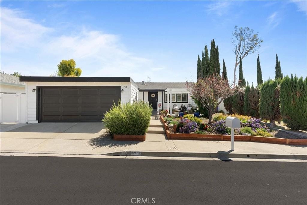 view of front of house with driveway and a garage