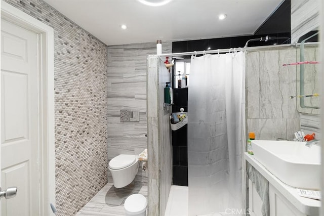 full bathroom featuring curtained shower, recessed lighting, toilet, vanity, and tile walls