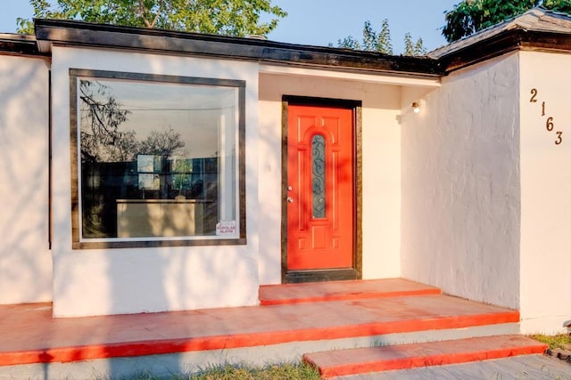 entrance to property with stucco siding