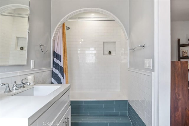 4368 Adams Ave, San Diego, CA 92116 - full bath with vanity and tiled shower / bath combo
