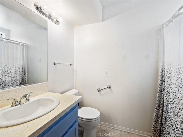 bathroom featuring toilet, a shower with curtain, vanity, and baseboards