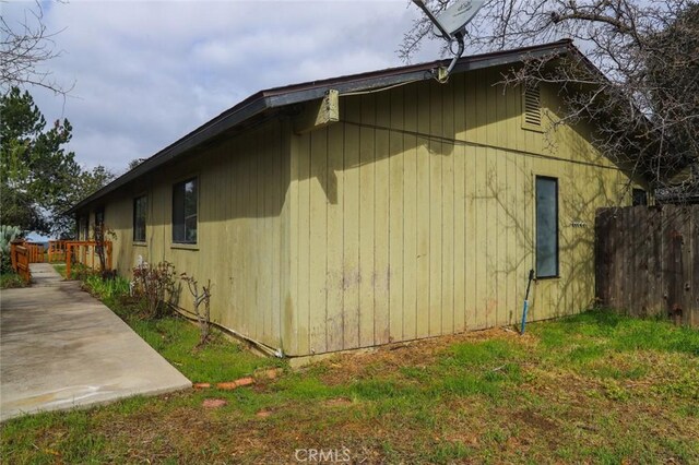 32157 Navajo Ct, Coarsegold, CA 93614 - view of side of home featuring a patio area and fence