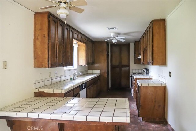 32157 Navajo Ct, Coarsegold, CA 93614 - kitchen featuring visible vents, a ceiling fan, a peninsula, stove, and tile countertops