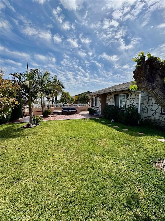 view of yard featuring a patio area