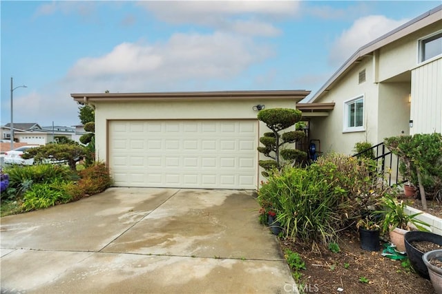 view of front facade with stucco siding and driveway