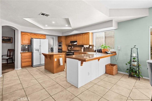 kitchen featuring tasteful backsplash, visible vents, a sink, and appliances with stainless steel finishes